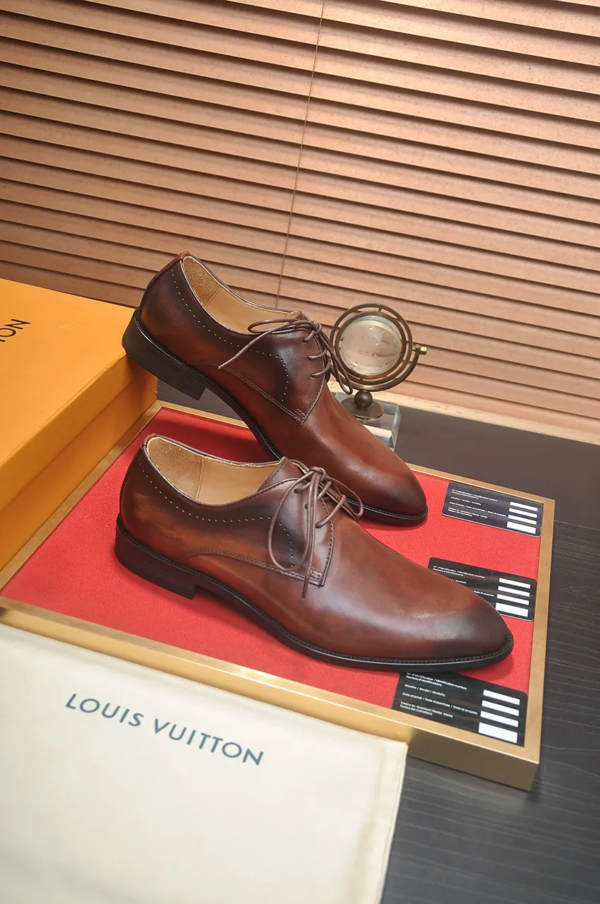 Men's men's shoes 💰540💶 [LV] (original single cowhide lining) 🍀LV's latest genuine leather business suit shoes are launched simultaneously on the official website. The first-layer cowhide imported from Italy is made of heavy gold, 💥official website 1:1 rubber outsole. Versatile to wear, high-end without losing class, and the color combination is extraordinary. This four-season style is alluring when worn on your feet, showing off your big-name flair. Standard code 38-45 (45 customized)